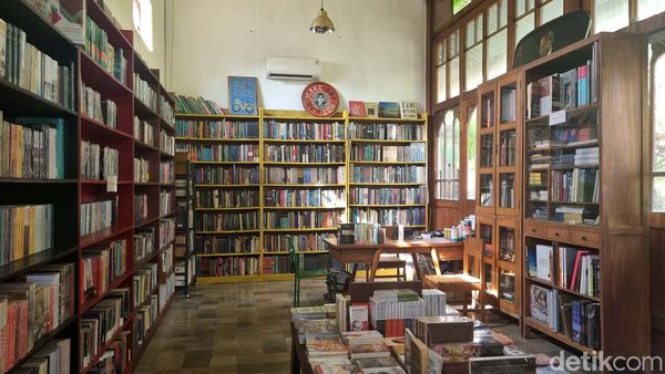 Betah Berlama-lama di Toko Buku Vintage nDalem Natan Royal Heritage