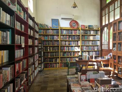 Betah Berlama-lama di Toko Buku Vintage nDalem Natan Royal Heritage