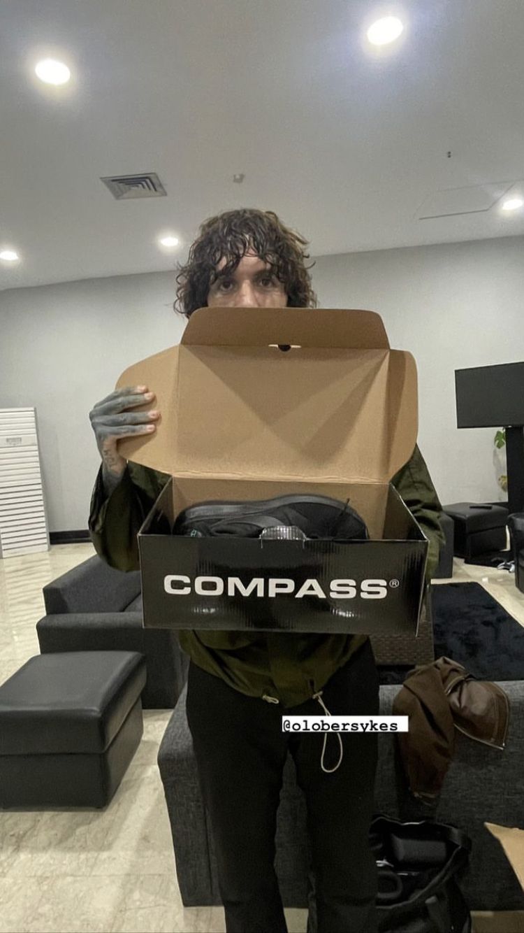 Bring Me The Horizon dapat Oleh-oleh Sepatu Buatan Brand Lokal