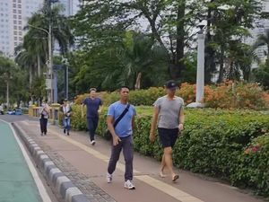 Ketika Chris Martin Balas Sapaan Penggemar Sambil Jalan-jalan di Sudirman Ketika Chris Martin Balas Sapaan Penggemar Sambil Jalan-jalan di Sudirman