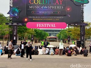 Ramai-ramai Orang Naik Kereta ke Jakarta Demi Nonton Coldplay Ramai-ramai Orang Naik Kereta ke Jakarta Demi Nonton Coldplay