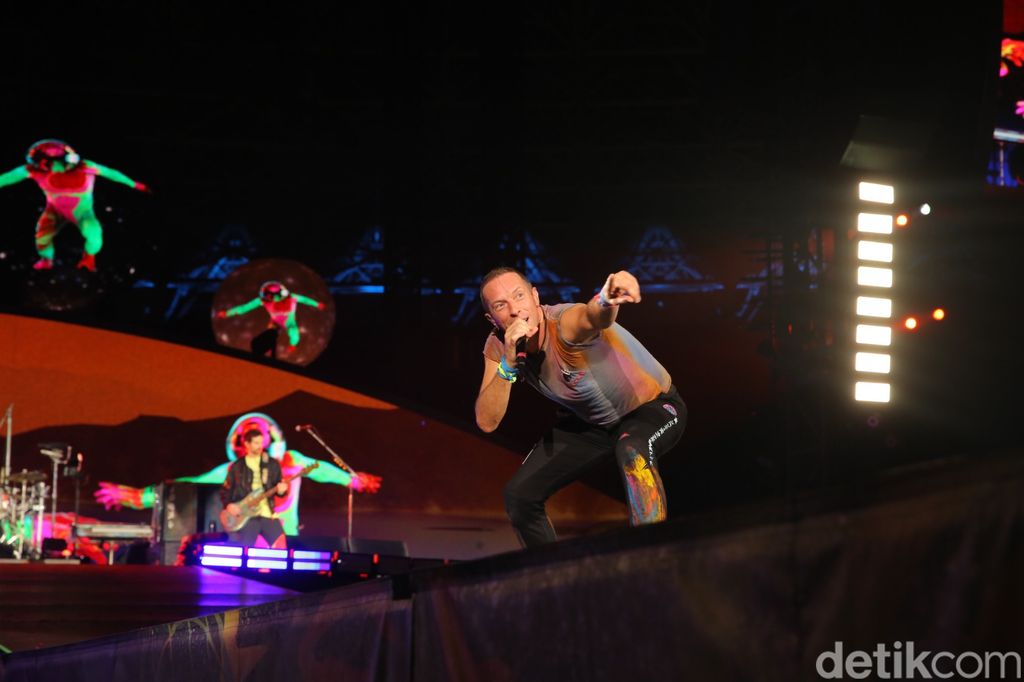Penampilan Coldplay di konser Music of The Spheres yang digelar Rabu (15/11/2023) di Stadion Utama Gelora Bung Karno, Jakarta.