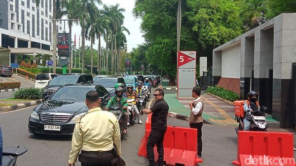 Situasi Terkini Area GBK Jelang Konser Coldplay, Penonton Mulai Datang