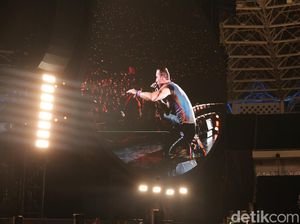 Momen Chris Martin Nge-deprok Nikmati Lagu Maliq & Dessentials Momen Chris Martin Nge-deprok Nikmati Lagu Maliq & Dessentials