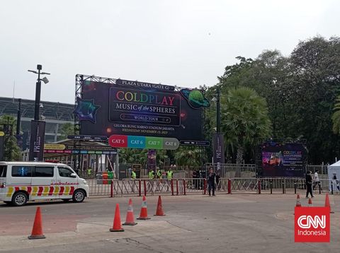 Sejumlah penggemar sudah mulai berdatangan ke kawasan Stadion Utama Gelora Bung Karno (SUGBK) Senayan, lokasi konser Coldplay di Jakarta, Rabu (15/11). Gerbang konser akan dibuka mulai 17.00 WIB, dan dimulai pukul 21.00 WIB.
