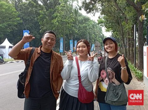 Coldplay Jakarta 2023 Sejumlah penggemar sudah mulai berdatangan ke kawasan Stadion Utama Gelora Bung Karno (SUGBK) Senayan, lokasi konser Coldplay di Jakarta, Rabu (15/11). Gerbang konser akan dibuka mulai 17.00 WIB, dan dimulai pukul 21.00 WIB.