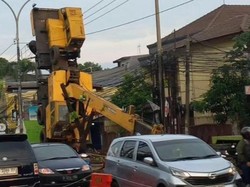 Crane Terbalik di Lokasi Perbaikan Jalan Mayor Oking Bogor