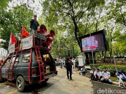 Suara Buruh Kota Bandung Tuntut Kenaikan UMK Tahun 2024