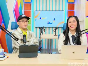 Chris Martin Lempar Pantun saat Konser hingga JIS Terendam Banjir