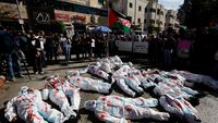 Dokter-Warga Palestina Demo di Tepi Barat Tuntut Gencatan Senjata di Gaza