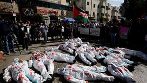 Dokter-Warga Palestina Demo di Tepi Barat Tuntut Gencatan Senjata di Gaza