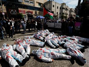 Dokter-Warga Palestina Demo di Tepi Barat Tuntut Gencatan Senjata di Gaza