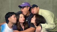 8 Momen Kejutan Kepulangan Enzy Storia ke RI, Bikin Rekan Artis Sampai Nangis