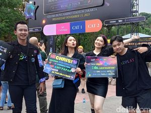 Cara Penonton Agar Di-notice Chris Martin di Konser Coldplay Malam Ini