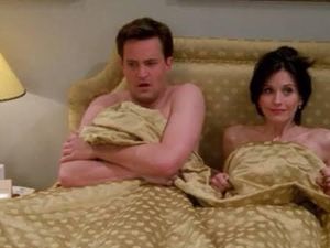 Courteney Cox Unggah Adegan Bareng Matthew Perry di Friends: Aku Rindu Courteney Cox Unggah Adegan Bareng Matthew Perry di Friends: Aku Rindu