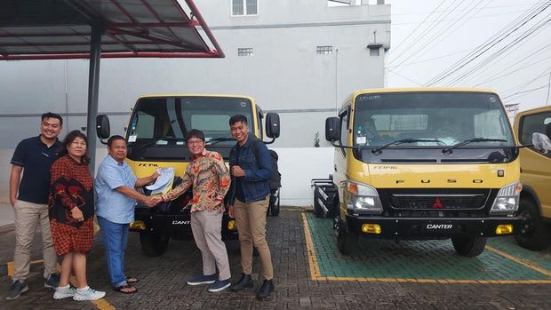Fuso Canter Edisi 60 Tahun diserahkan ke konsumen pertamanya, PT Joh Sukses Mandiri Motor di Banjarmasin, oleh Krama Yudha Tiga Berlian Motors (KTB).