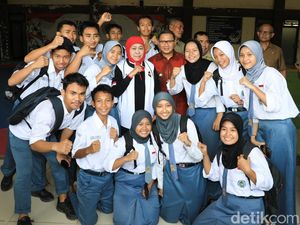 Pujian Selangit Khofifah Usai Garuda Muda Tahan Imbang Ekuador dan Panama