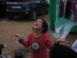 Ekspresi Warga Gaza Saat Hujan Turun di Tengah Blokade Israel