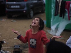 Ekspresi Warga Gaza Saat Hujan Turun di Tengah Blokade Israel