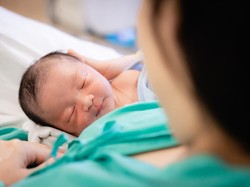 Kondisi Siswi SMA di Sampang yang Melahirkan di Kelas Kritis