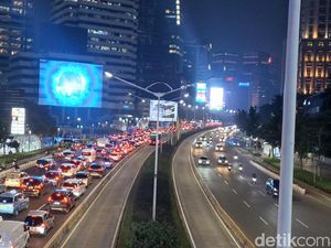 Jalan Sudirman Arah Senayan Macet Parah Jelang Konser Coldplay di GBK
