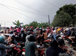 Perlintasan KA Tlogosari Macet Parah Imbas Banjir di Muktiharjo Lor Semarang