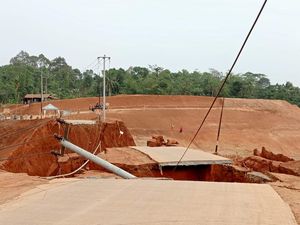 Jalan Penghubung Dua Desa di Proyek Tol Serang-Panimbang Amblas
