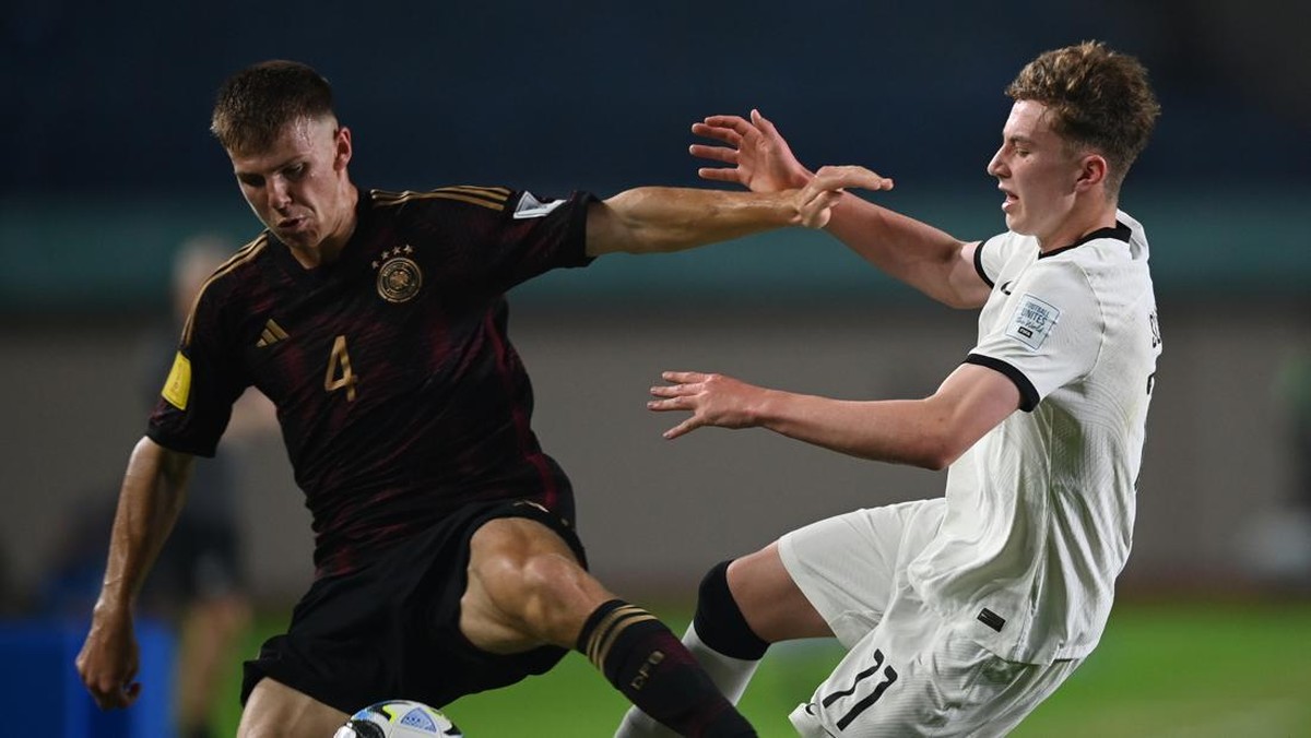 Finn Jeltsch (kiri) saat membela Jerman di Piala Dunia U-17 2023 di Indonesia. (Foto: ANTARA FOTO/M Agung Rajasa)