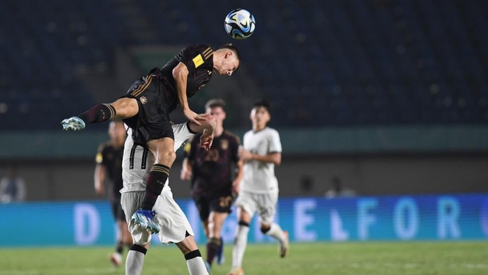 Pesepak bola Timnas Jerman Paris Brunner (kanan) menyundul bola ke gawang Timnas Selandia Baru saat pertandingan babak penyisihan Grup F Piala Dunia U-17 2023 di Stadion Si Jalak Harupat, Bandung, Jawa Barat, Rabu (15/11/2023). ANTARA FOTO/M Agung Rajasa/nym.