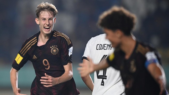 Pesepak bola Timnas Jerman Paris Brunner (kanan) menyundul bola ke gawang Timnas Selandia Baru saat pertandingan babak penyisihan Grup F Piala Dunia U-17 2023 di Stadion Si Jalak Harupat, Bandung, Jawa Barat, Rabu (15/11/2023). ANTARA FOTO/M Agung Rajasa/nym.