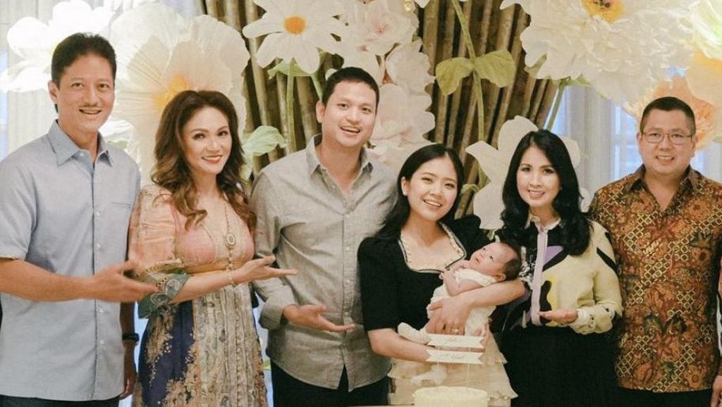 7 Foto 1 Bulanan Baby Julia Putri Jessica Tanoesoedibjo, Dirayakan Sederhana 7 Foto 1 Bulanan Baby Julia Putri Jessica Tanoesoedibjo, Dirayakan Sederhana