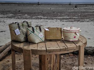 Karya Ciamik Tas Anyaman Lontar Warga Desa Tritiro Karya Ciamik Tas Anyaman Lontar Warga Desa Tritiro