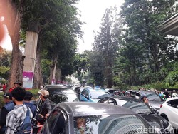 Imbas Demo Tolak Coldplay, Lalin Sekitar GBK Macet Parah!