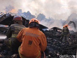 Kebakaran Gudang Pabrik Cipadung Bandung Belum Padam