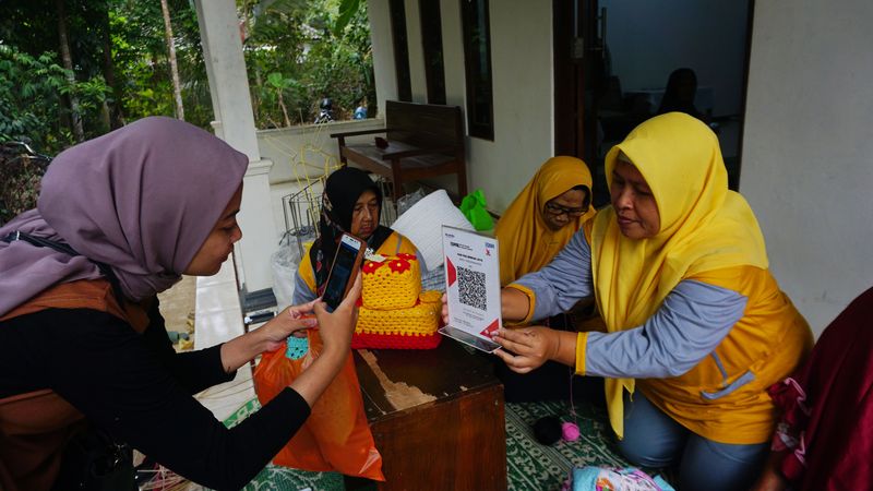 Keren! Emak-emak di Purbalingga Raup Puluhan Juta dari Kerajinan Rajut