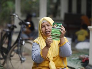 Keren! Emak-emak di Purbalingga Raup Puluhan Juta dari Kerajinan Rajut
