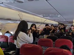 Keren! Kelompok Orkestra Asal Surabaya Konser di Pesawat