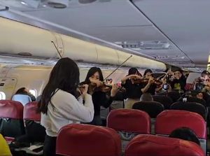 Keren! Kelompok Orkestra Asal Surabaya Konser di Pesawat Keren! Kelompok Orkestra Asal Surabaya Konser di Pesawat