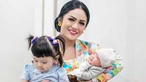 7 Potret Kris Dayanti Momong 2 Cucu Kesayangan, Jadi Nenek Cantik