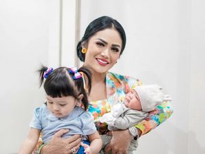 7 Potret Kris Dayanti Momong 2 Cucu Kesayangan, Jadi Nenek Cantik 7 Potret Kris Dayanti Momong 2 Cucu Kesayangan, Jadi Nenek Cantik