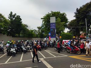 Massa Demo Tolak Coldplay Blokade Jalan Gerbang Pemuda, Arus Lalin Macet