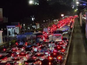 Konser Coldplay Bikin Lalu Lintas di Sudirman ke Arah Senayan Macet Konser Coldplay Bikin Lalu Lintas di Sudirman ke Arah Senayan Macet