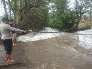 Seorang Balita di Lombok Tengah Tewas Terseret Arus Sungai Sejauh 2 Km Seorang Balita di Lombok Tengah Tewas Terseret Arus Sungai Sejauh 2 Km