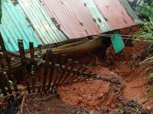 Hujan Deras Sebabkan Longsor dan Pohon Tumbang di Pangandaran Hujan Deras Sebabkan Longsor dan Pohon Tumbang di Pangandaran