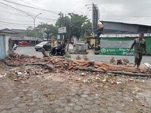 Pemkot Makassar Tertibkan Aset Bangunan Senilai Rp 25 M, Pagar Dirobohkan Pemkot Makassar Tertibkan Aset Bangunan Senilai Rp 25 M, Pagar Dirobohkan
