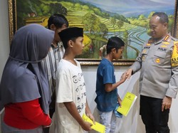 Kapolrestabes Makassar Bantu 2 Bocah Putus Sekolah Kembali Bersekolah