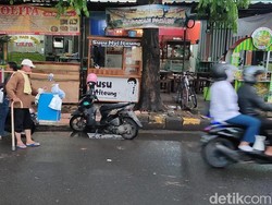 Saat Pendengaran Jadi Mata Mang Dede Jajakan Agar-agar di Cianjur