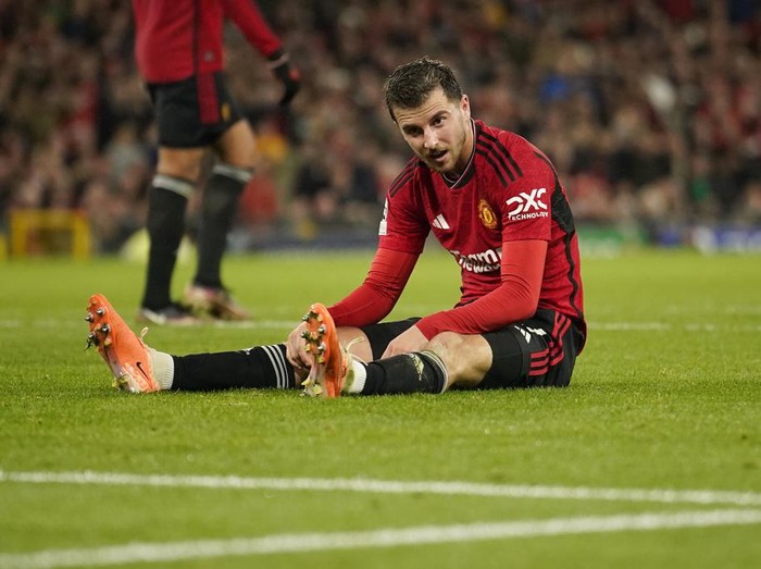 Manchester United's Mason Mount sits on the field during the Champions League group A soccer match between Manchester United and Galatasaray at the Old Trafford stadium in Manchester, England, Tuesday, Oct. 3, 2023. (AP Photo/Dave Thompson)