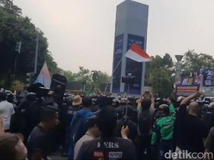 Demo Tolak Coldplay di GBK Ricuh!