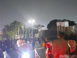 Massa Tolak Konser Coldplay di Depan DPR Membubarkan Diri Massa Tolak Konser Coldplay di Depan DPR Membubarkan Diri